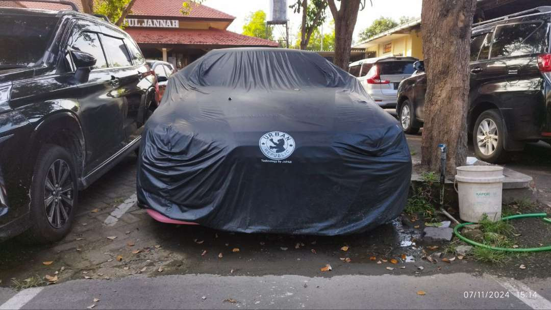 Mobil sedan BMW P 44 PII kini diamankan di halaman Polresta Banyuwangi (Foto: Muh Hujaini/Ngopibareng.id)