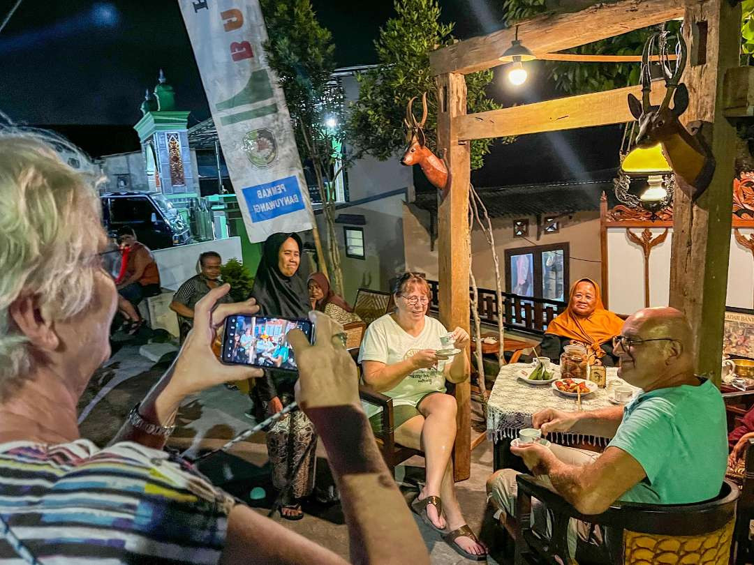 Turis mancanegara ikut menikmati kopi dalam festival Ngopi sepuluh ewu (Foto : Humas Pemkab Banyuwangi )