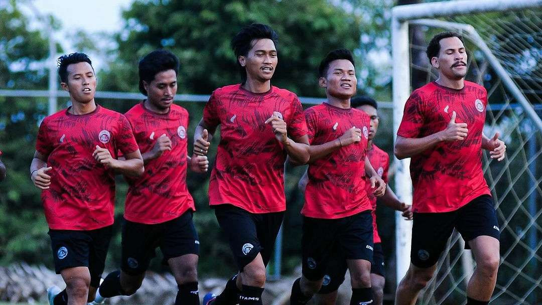 Arema FC berlatih dengan jersey merahnya. (Foto: Arema FC)