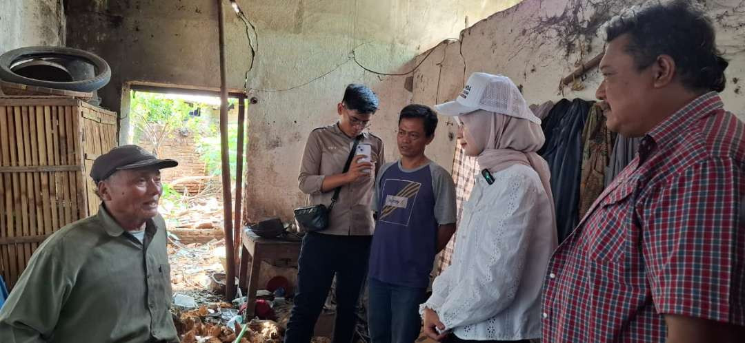 Calon Wali Kota Kediri Vinanda Prameswati menjenguk warga tinggal sendiri di rumah tak layak huni. (Foto: Fendi Lesmana/Ngopibareng.id)