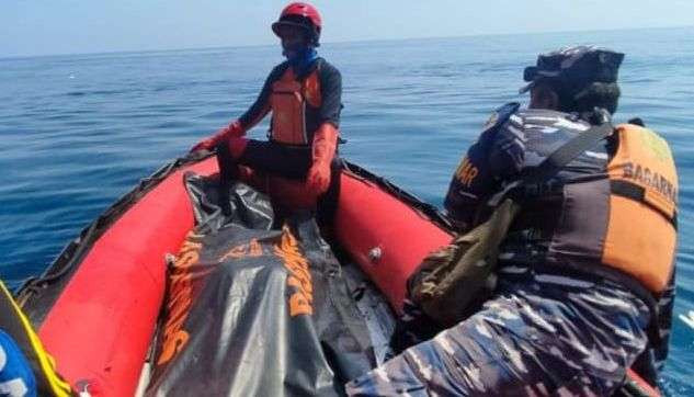 Anggota SAR gabungan mengevakuasi mayat nelayan mengunakan perahu karet dari lokasi penemuan perairan Gelung Panarukan Situbondo.(Foto: Humas BPBD Situbondo)