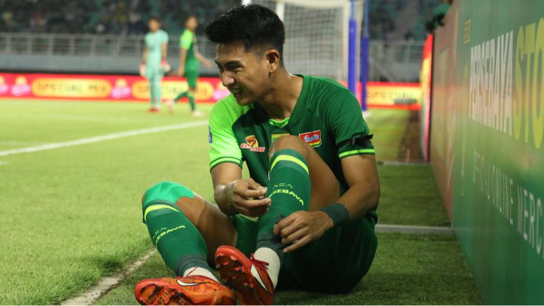 Pemain Persebaya Malik Risaldi mengalami cedera saat melawan PSM Makassar. (Foto: Fariz Yarbo/Ngopibareng.id)