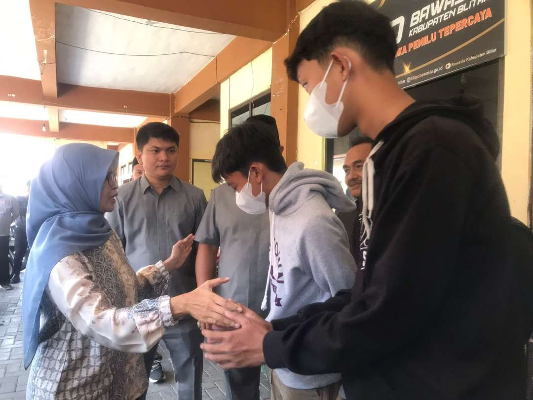 Paslon nomor urut 2 Rini Syarifah dan Abdul Ghoni, di Desa Bakung Kecamatan Udanawu Kabupaten Blitar, inisial R dan S  bersalaman dengan Cabup Rini Syarifah setelah Pernohonan maaf kedua orang tuannya dimaafkan, sekaligus mencabut laporan  pada Jumat, 8 Nopember 2024.(Foto: Choirul Huda/Ngopibareng.id)