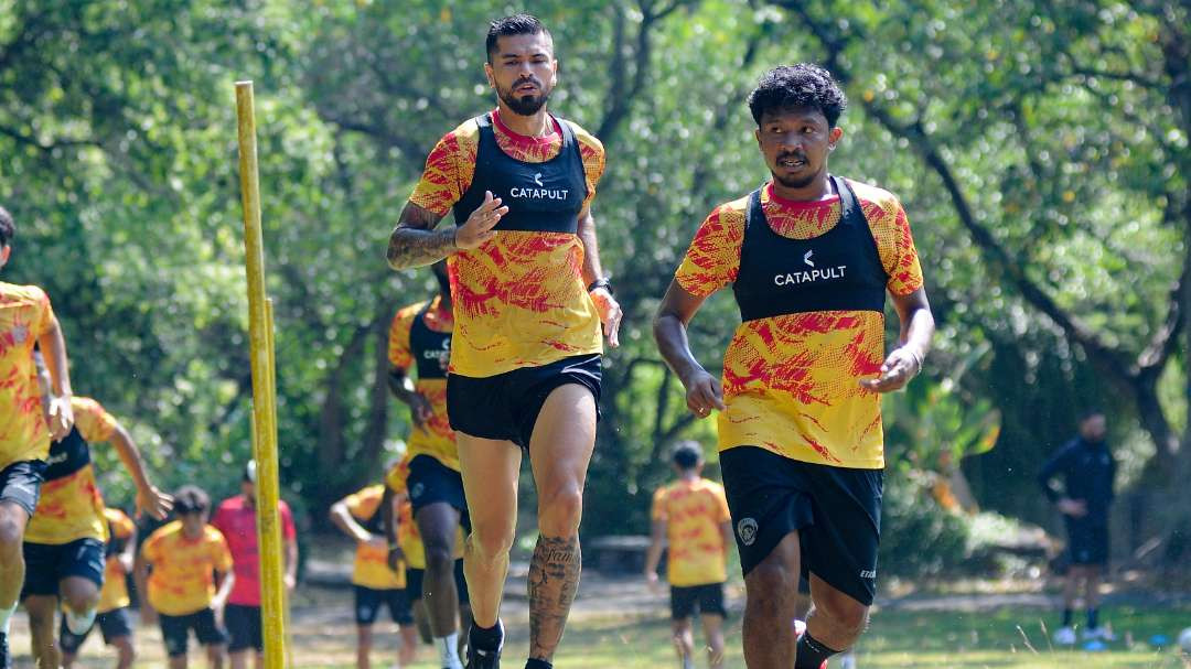 Pemain Arema FC latihan fisik di Kebun Raya Purwodadi, Pasuruan, Jawa Timur. (Foto: Istimewa)