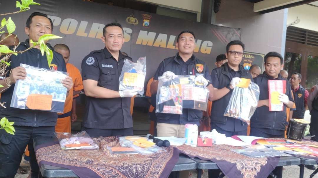 Unit Reskrim Polres Malang pamerkan barang bukti (Foto: Agung/Ngopibareng.id)