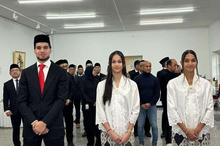 Kevin Diks resmi menyandang status Warga Negara Indonesia (WNI) setelah menjalani sumpah di Kedutaan Besar Republik Indonesia di Copenhagen, Denmark. (Foto: Dok Menkumham)