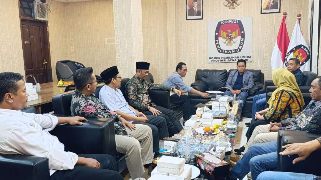 Pansus Pilkada DPRD Jember saat menemui KPU Jatim (Foto: Dokumentasi Pansus Pilkada DPRD Jember)