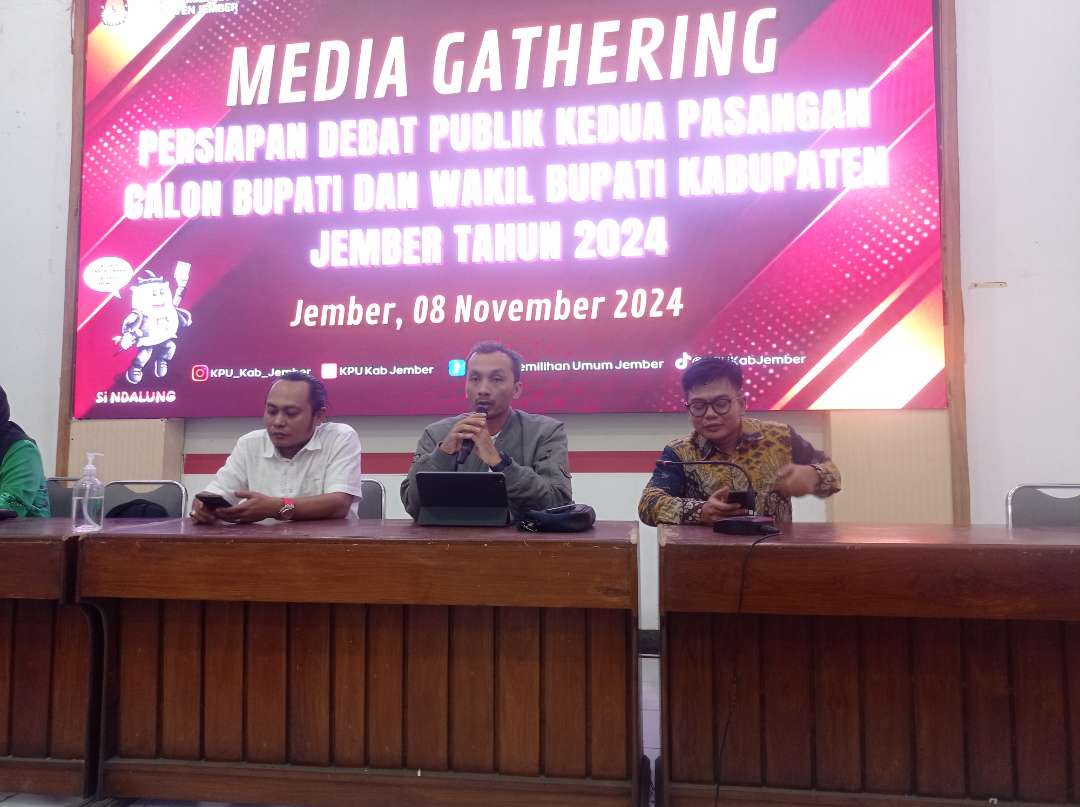 Komisioner KPU Jember Andi Wasis (tengah) memaparkan persiapan debat publik kedua (Foto: Rusdi/Ngopibareng.id)