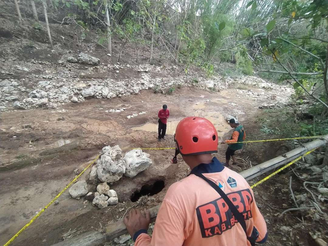 Sebuah lubang berdiameter 1,5 meter ditemukan di dasar Sungai Kalisat, Dusun Tenggong, Desa Dawuhan, Kecamatan Kademangan. (Foto: Choirul Anam/Ngopibareng.id)