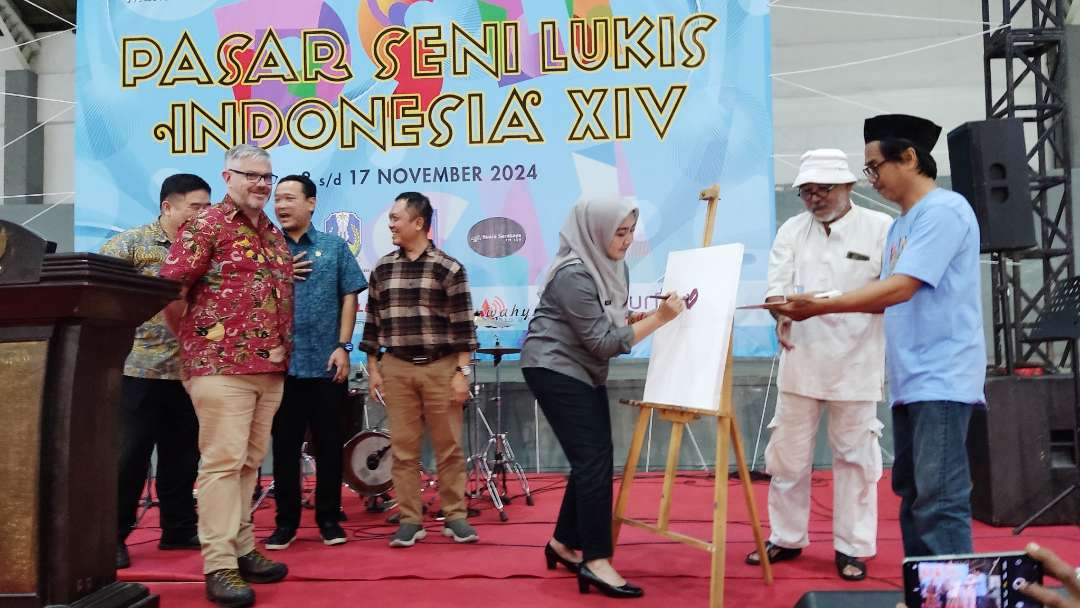 Kadisbudpar Jatim, Evy Afianasari didampingi Ketua Sanggar Merah Putih M Anis (dua dari kanan) membuka gelaran Pasar Seni Lukis Indonesia (PSLI) XIV di Jatim Expo, Surabaya, Jumat 8 November 2024. (Foto: Fariz Yarbo/Ngopibareng.id)