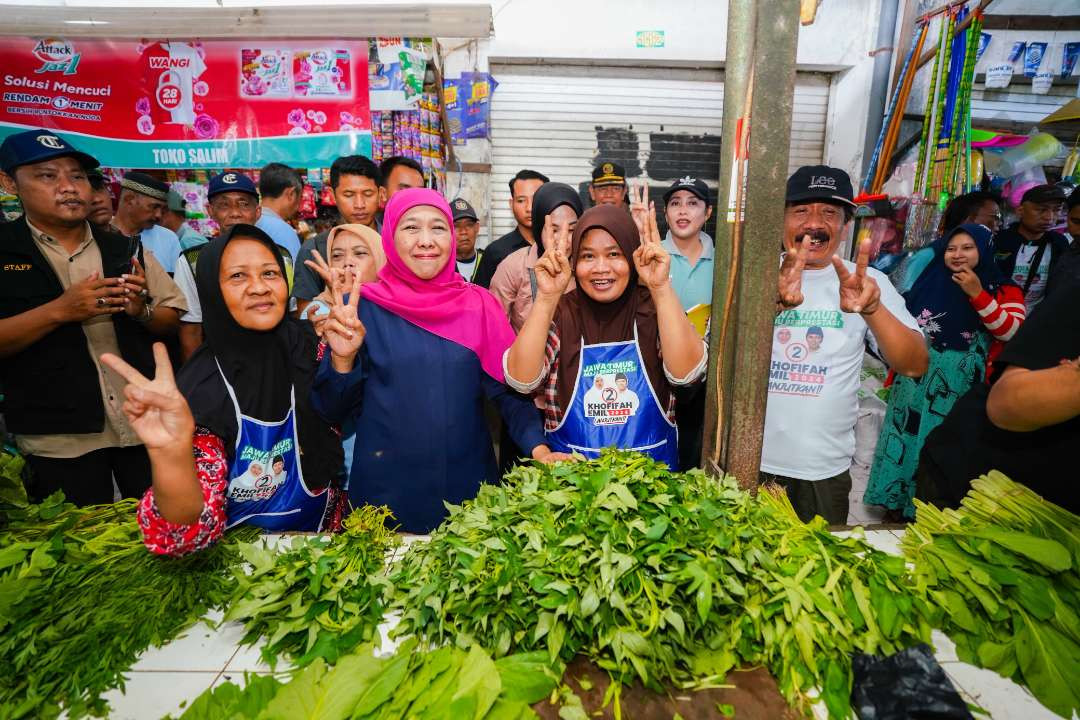 Cagub nomor urut 2, Khofifah Indar Parawansa saat berkampanye di Pasar Paing, Surabaya, Jumat 8 November 2024. (Foto: Istimewa)