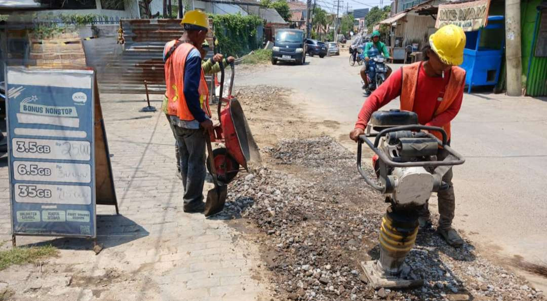 Proses rehabilitasi pipa yang dilakukan oleh PDAM Surya Sembada yang telah memasuki proses finishing di Dukuh Kupang. (Foto: PDAM Surya Sembada)