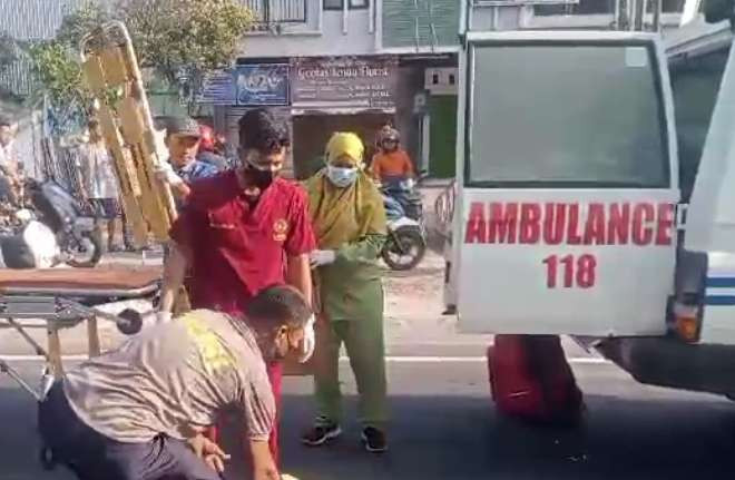 Polisi dan tenaga medis sedang mengevakuasi korban. (Foto: Istimewa)