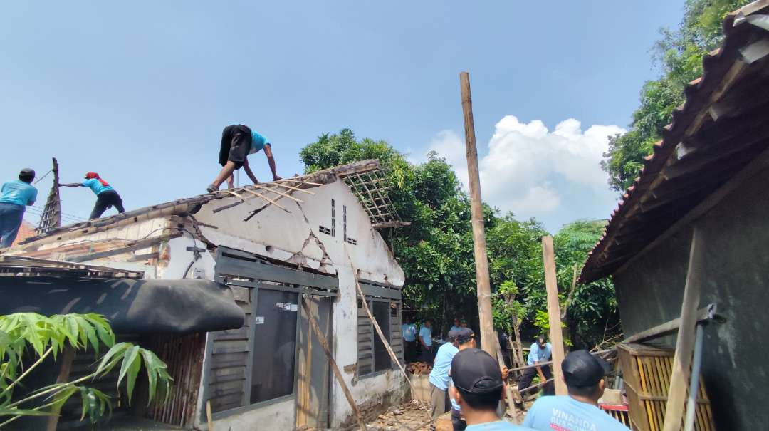 Puluhan relawan Bolone Vinanda yang tergabung dalam Tim Dobrak bergotong royong melakukan pembangunan ulang rumah tak layak huni milik Rohman, 59 tahun, warga Kelurahan Pojok, Kecamatan Mojoroto, Kota Kediri. (Foto: Fendhy Lesmana/Ngopibareng.id)