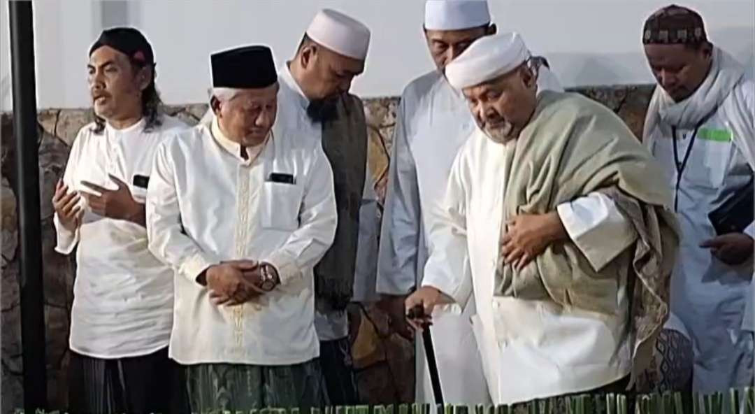 Prof Mohammad Nuh, Ketua Yayasan Rumah Sakit Islam Surabaya (Yarsis) bersama Habib Ahmad, dalam kegiatan Doa Bersama di kediaman Ketua Umum PP Muslimat Nahdlatul Ulama (NU) Hj Khofifah Indar Parawansa di Surabaya, Jumat 8 November 2024 malam. (Foto:adi/ngopibareng.id)