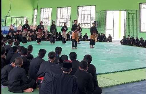 Pembukaan Pencak Silat Ma'arif Cup 2023 Oleh Ketua IPSI Kab.Blitar H.Katiman dan dimeriahkan atraksi Jurus  Seni Beregu. (Foto dok Aliyah Maarif for ngopibareng.id) 