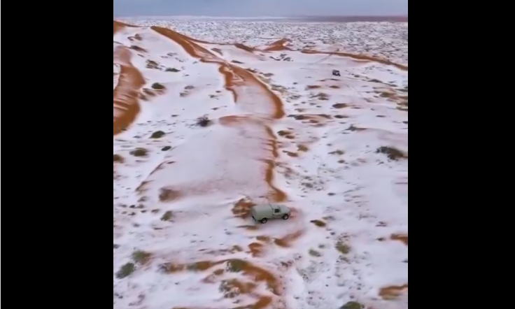 Video yang viral di X menunjukkan hamparan gurun pasir di Arab Saudi tertutup salju. (Foto: X)