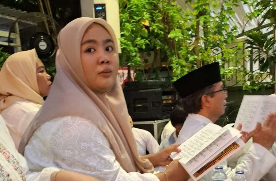 Seorang santriwati sedang mengaji, berharap ridha Allah Ta'ala guna meraih ilmu yang bermanfaat. (Foto:adi/ngopibareng.id)