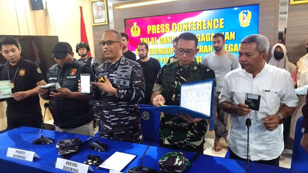 Komandan Lanal Banyuwangi Letkol Laut (P) Haifdz didampingi Dandim 0825 Banyuwangi Letkol Arh. Joko Sukoyo, Kasat Reskrim Polresta Banyuwangi Kompol Andrew Vega menunjukkan barang bukti (Foto: Muh Hujaini/ Ngopibareng.id)