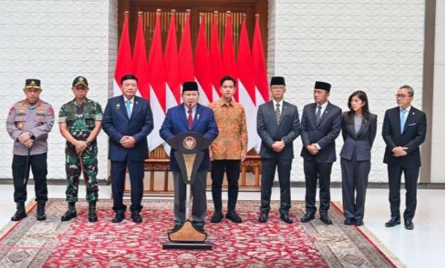 Presiden Prabowo Subianto menyampaikan keterangannya kepada awak media di Pangkalan TNI AU Halim Perdanakusuma, Jakarta, jelang lawatan ke luar negeri selama dua munggu mulai Jumat 8 Februari 2024. (Foto: BPMI Setpres)