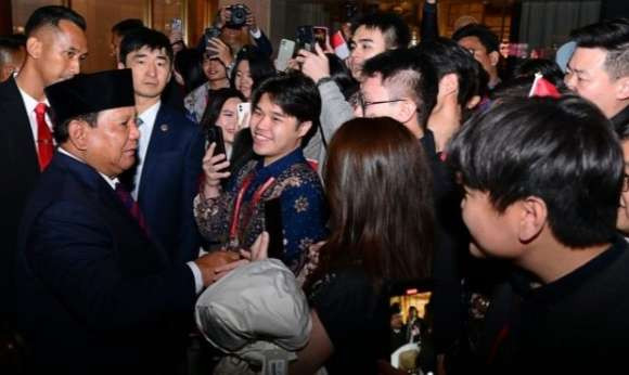 Kedatangan Presiden Prabowo Subianto di Beijing, Republik Rakyat Tiongkok (RRT), Jumat malam, 8 November 2024, disambut antusias oleh mahasiswa dan warga yang menunggu di lobi hotel tempatnya bermalam. (Foto: BPMI Setpres)