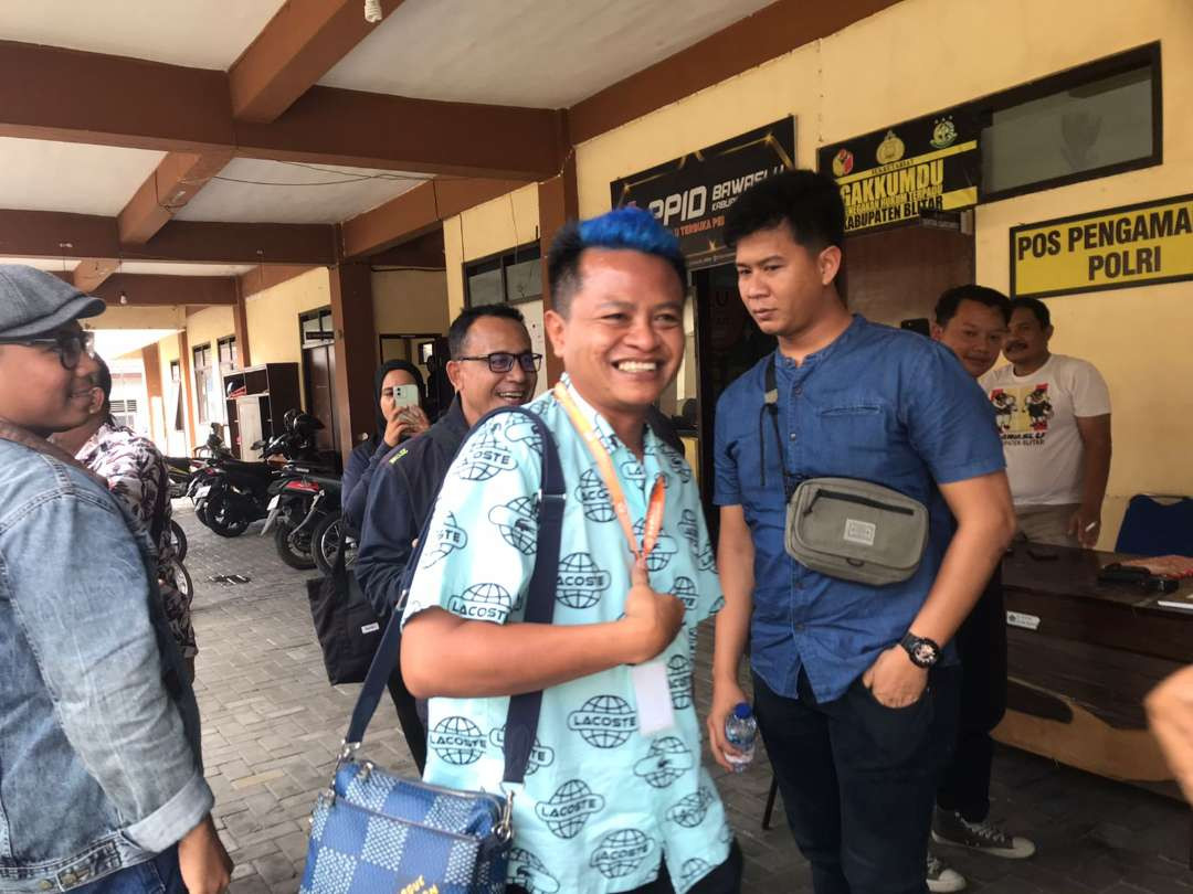 Calon wakil bupati Blitar nomor urut 01, H Becky penuhi panggilan Bawaslu untuk klarifikasi laporan dugaan pelanggaran pilkada. (Foto: Choirul Anam/Ngopibareng.id)