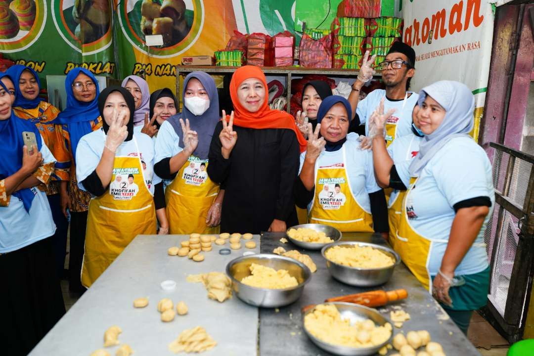 Cagub Jatim Khofifah Indar Parawansa bersama pelaku UMKM di kampung pia di Gempol, Pasuruan. (Foto: Istimewa)