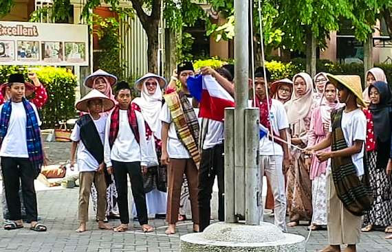 Teatrikal Heroik Perobekan Bendera Belanda, Peringati hari pahlawan (foto : Aini/Ngopibareng.id)