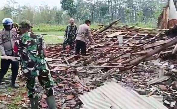 Bangunan rumah warga di Kecamatan Curahdami Bondowoso rusak berantakan diterjang hujan angin kencang. (Foto: Guido Saphan/Ngopibareng.id)