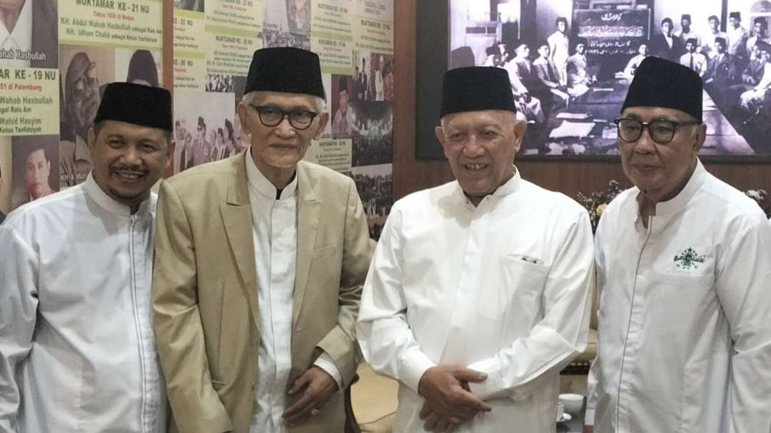 Rais Aam PBNU KH Miftachul Akhyar, Ketua PWNU Jatim KH Kikin Abdul Hakim Mahfudz, bersama Ust H. Mohammad Taufik Mukti (Wakil Ketua PWNU Jatim) dan Gus H Achmad Saiful Chalim AR (Katib Syuriah PCNU Kota Surabaya). (Foto:adi/ngopibareng.id)