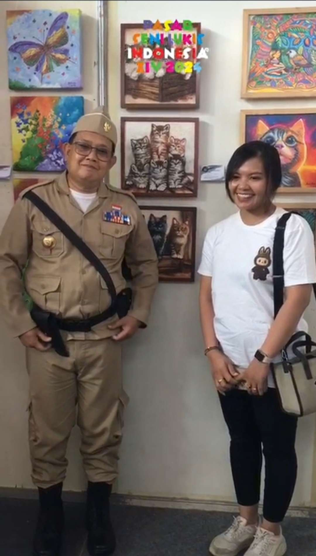 Lian Margaretha dari stan Ikatan Wanita Pelukis Indonesia (IWPI) Jawa Timur bersama Pj Gubernur Jatim Adhi Karyono. (Foto:psli for ngopibareng.id) 