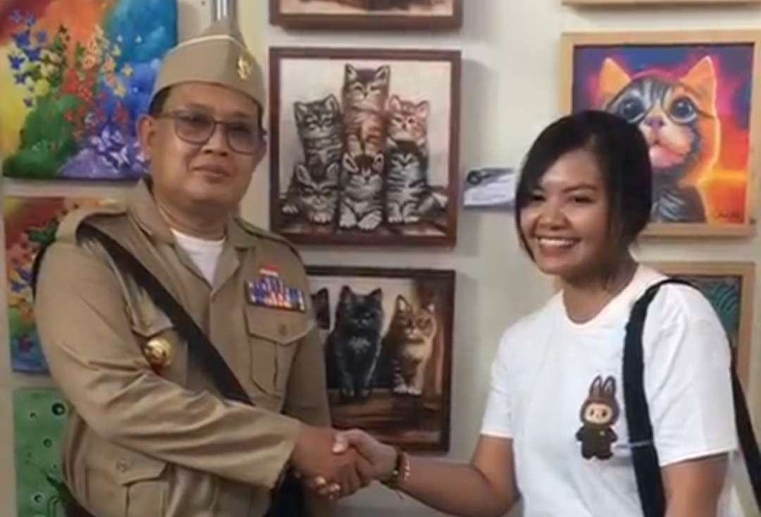 Pj Gubernur Jatim Adhi Karyono bersama Lian Margaretha dari stan Ikatan Wanita Pelukis Indonesia (IWPI) Jawa Timur. (Foto:psli for ngopibareng.id)