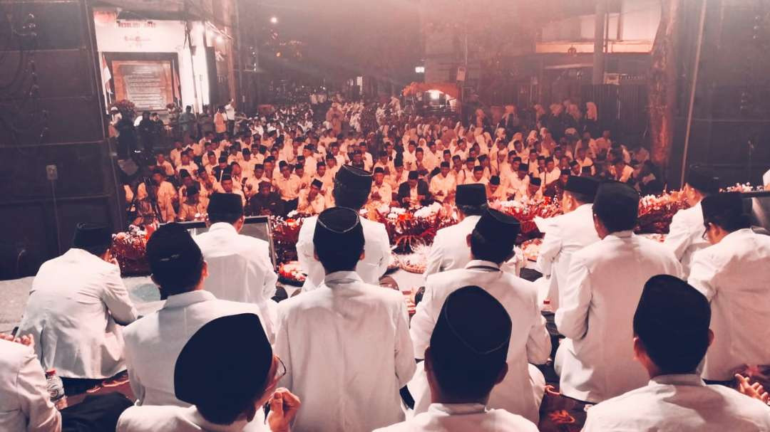 Ribuan peserta Mujahadah Pejuang NU di Gedung HBNO (Kantor PBNU pertama pada 1926), Surabaya, Sabtu (9 November 2024) malam. (Foto: adi/ngopibareng.id)