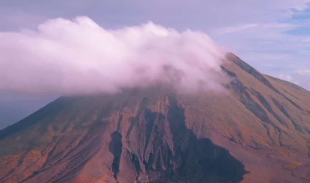 Gempa vulkanik dangkal Gunung Lokon di Kota Tomohon, Sulawesi Utara (Sulut). (Foto: Istimewa)