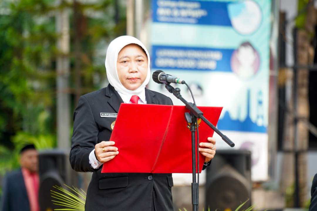 Pejabat Sementara (Pjs.) Wali Kota Pasuruan, Lilik Pudjiastutik,  bertindak sebagai inspektur upacara dalam peringatan Hari Pahlawan. (Foto: Dok. Pemkot Pasuruan)