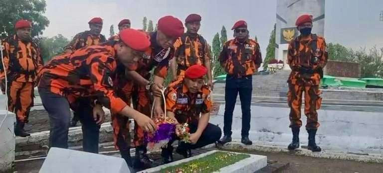 Hari Pahlawan, Pemuda Pancasila Komando Inti Mahatidana Surabaya Tabur Bunga di TMP 10 Nopember. (Foto: Istimewa)