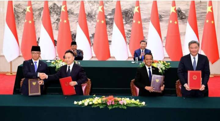 Presiden Prabowo Subianto bersama Presiden RRT, Xi Jinping, menyaksikan penandatanganan sejumlah kesepakatan kerja sama antara Indonesia dan Tiongkok di Great Hall of the People, Beijing, RRT, Sabtu 9 November 2024 malam. (Foto: BPMI Setpres)