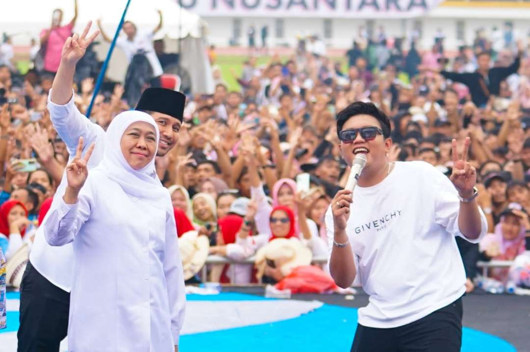 Calon Gubernur Jawa Timur, Khofifah Indar Parawansa - Emil Dardak bersama Denny Caknan dalam Kampanye Akbar di Jember Sport Garden, Minggu 10 November 2024. (Foto: Dok)