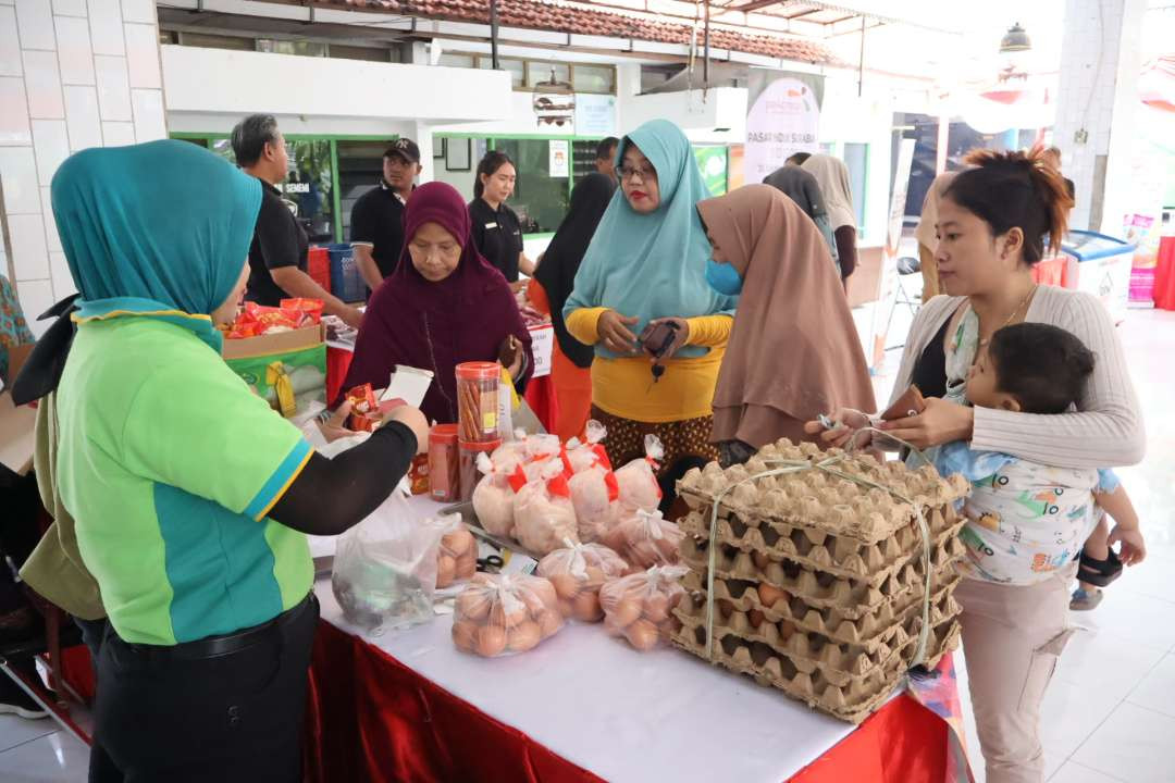 Masyarakat memanfaatkan Gerakan Pasar Murah yang digelar Pemkot Surabaya. (Foto: Istimewa)