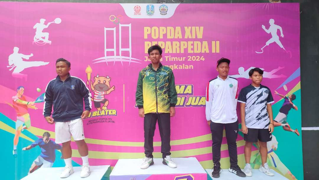 Atlet tenis putra Surabaya meraih medali emas POPDA Jawa Timur 2024 di Bangkalan, Madura. (Foto: Istimewa)