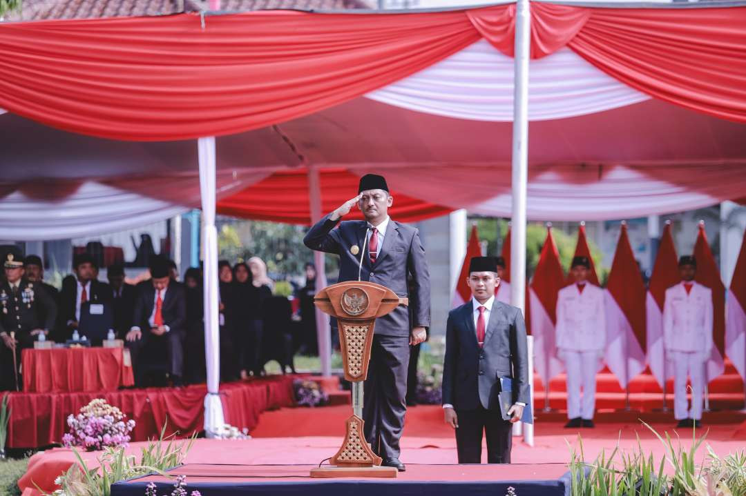 Pjs Bupati Jember Imam Hidayat saat menjadi inspektur upacara hari pahlawan (Foto: Dokumentasi Diskominfo Jember)