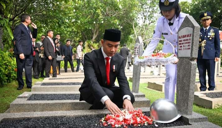 Wapres Gibran Rakabuming Raka tabur bunga di makan Presiden ke-3 RI BJ Habibi pada peringatan Hari Pahlawan di TMP Kalibata Jakarta (Foto: Setwapres)