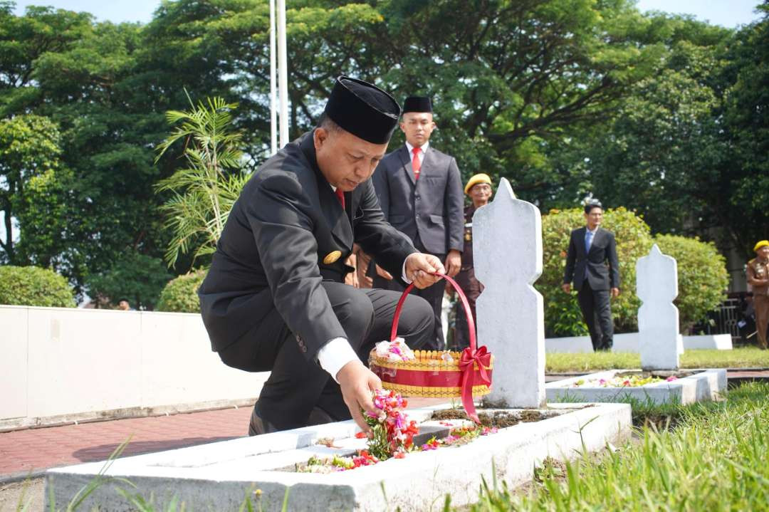 Ziarah dan tabur bunga, Pemkab Kediri ajak warga teladani sikap kepahlawanan (Foto: istimewa)