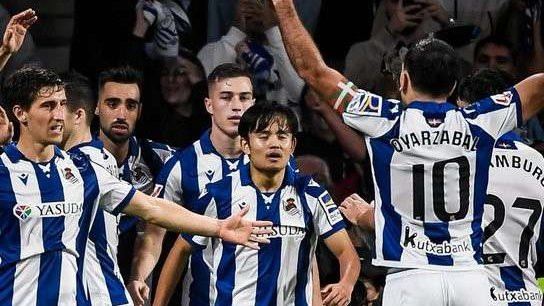 Bintang Jepang Takefusa Kubo (tengah) berperan penting dalam kemenangan Real Sociedad atas Barcelona. (Foto: Reuters)