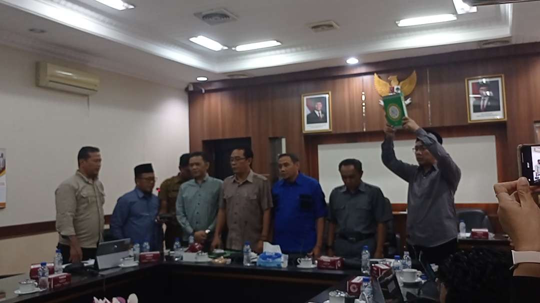 Mayoritas anggota Pansus Pilkada DPRD Jember mengucapkan sumpah di hadapan Bawaslu Jember (Foto: Rusdi/Ngopibareng.id)