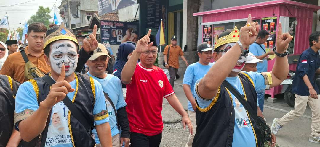 Calon Wakil Walikota Kediri Gus Qowim door to door menyapa warga di Kelurahan Bandar Kidul, Kota Kediri (Foto: Fendi Lesmana/Ngopibareng.id)