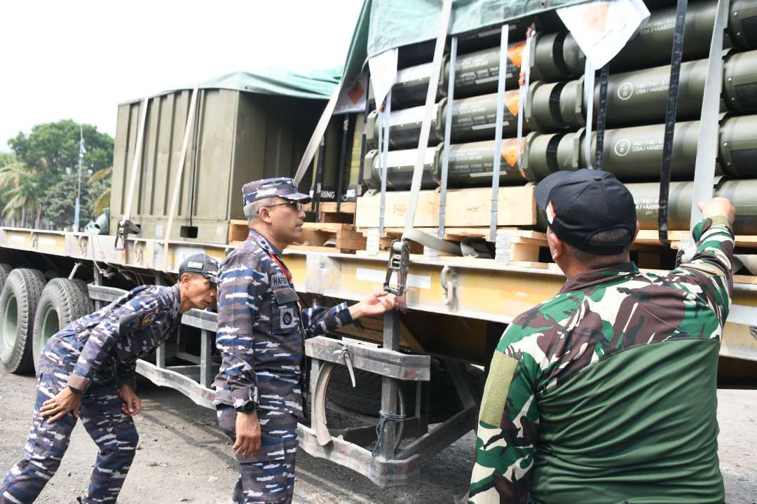 Danlanal Banyuwangi Letkol Laut (P) Hafidz melakukan inspeksi pengamanan debarkasi alutsista ADF. (Foto: Istimewa)