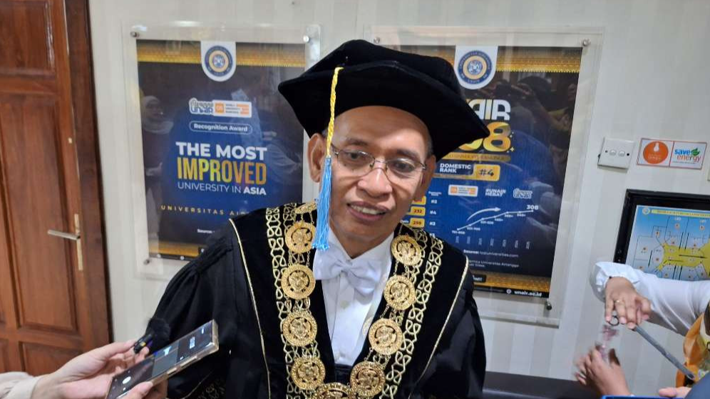 Rektor UNAIR Prof Dr Mohammad Nasih. (Foto: Julianus Palermo/Ngopibareng.id)