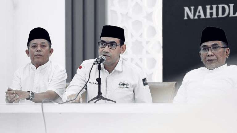 Ketua LAZISNU PBNU, Habib Ali Hasan Albahar (tengah) bersama Ketua Umum PBNU KH Yahya Cholil Staquf di kantor PBNU Jakarta. (Foto:dok/ngopibareng.id)