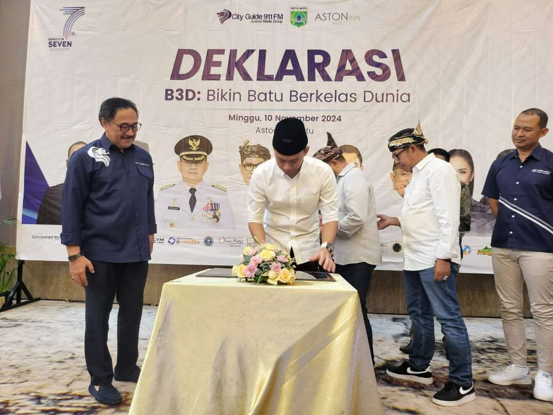 Calon Walikota Batu Firhando Gumelar menandatangani Deklarasi Bikin Batu Berkelas Dunia (B3D), di acara HUT Radio City Guide di Hotel Aston Inn, Kota Batu, Minggu 10 November 2024. (Foto: Istimewa).